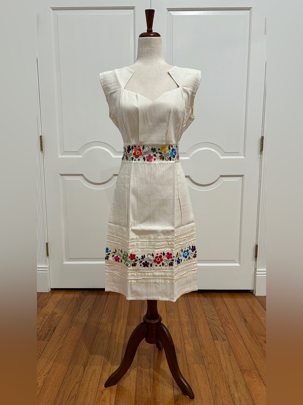 Mexican embroidered dress, hand Embroidered with silk threads.